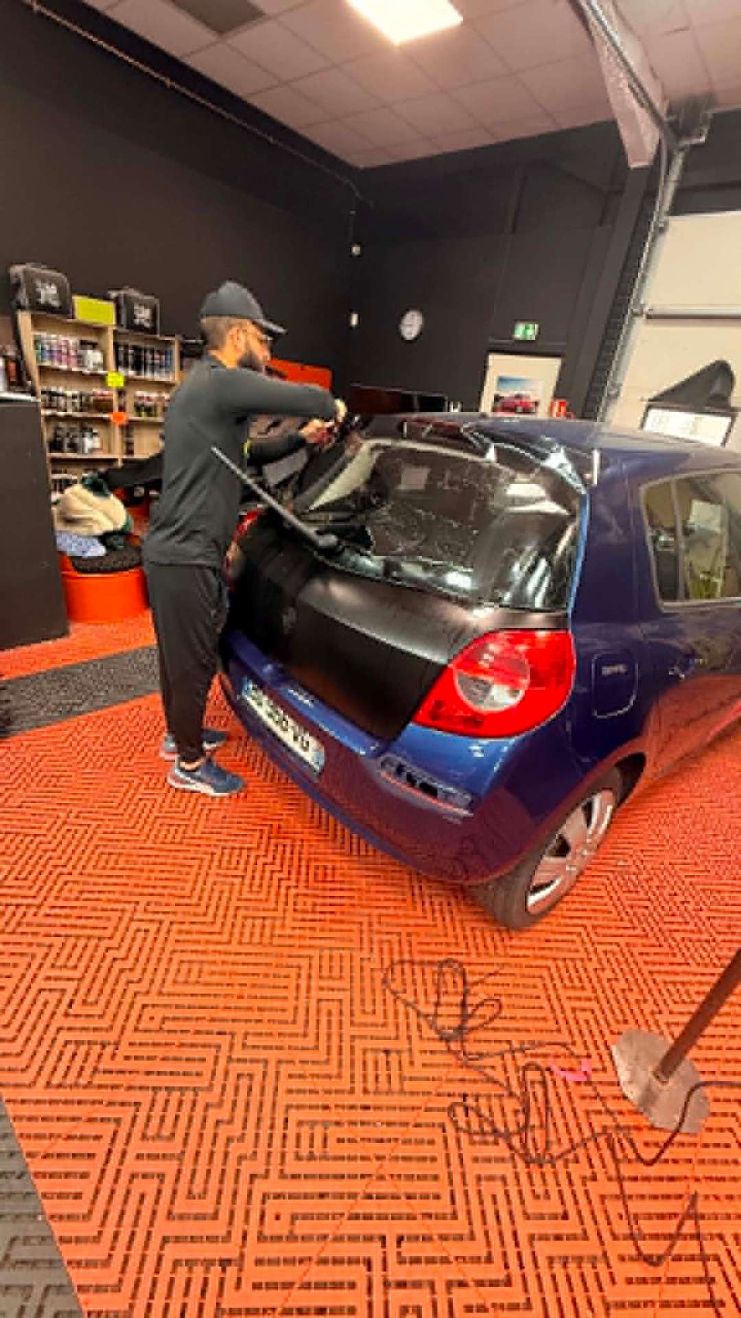 Pose de film teinté en atelier